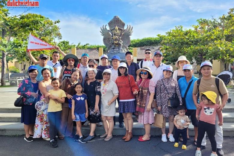 Khách chụp ảnh lưu niệm trong đoàn Bali