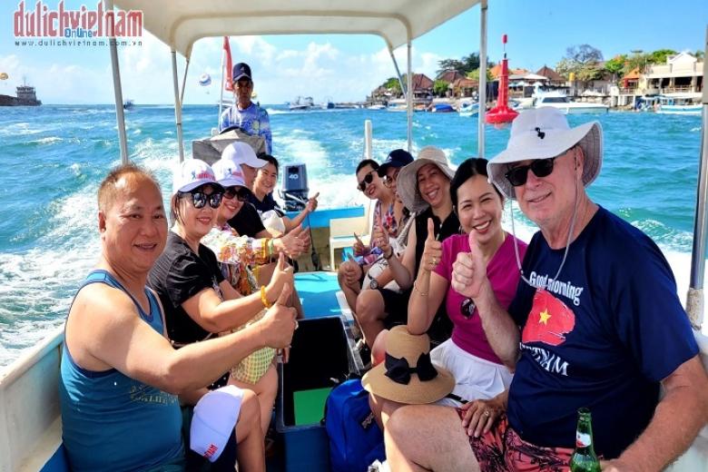 Khách chụp ảnh lưu niệm trong đoàn Bali