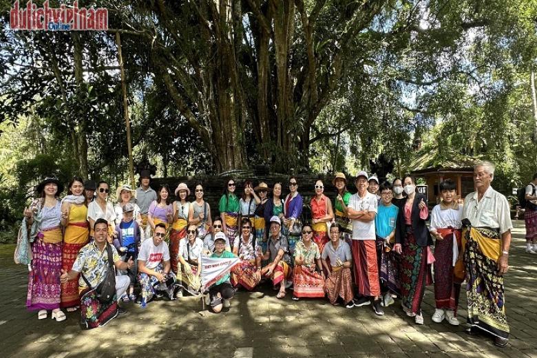 Khách chụp ảnh lưu niệm trong đoàn Bali