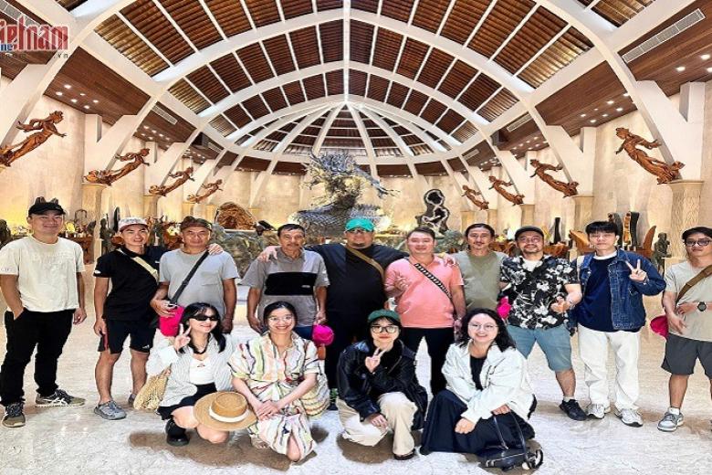 Khách chụp ảnh lưu niệm