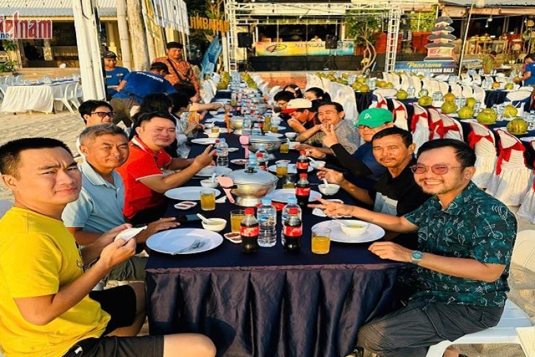 Khách dùng bữa