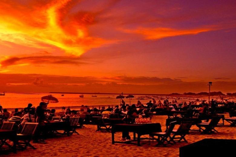 Ngắm hoàng hôn trên bãi cát lãng mạn của bãi biển Jimbaran