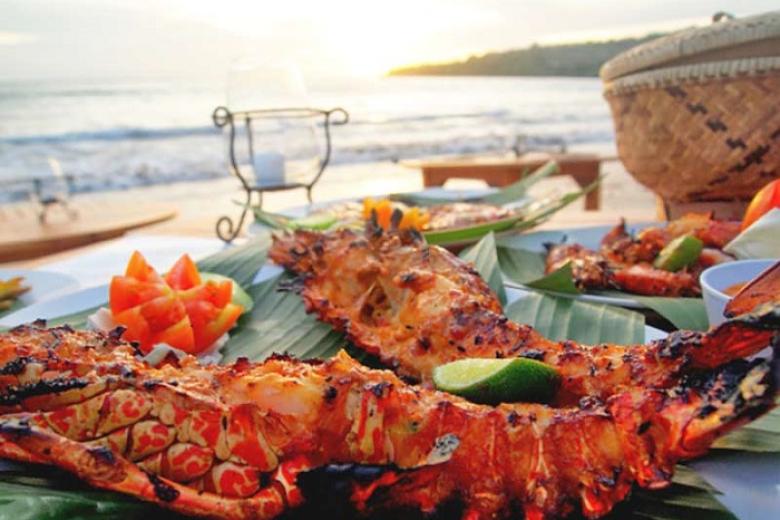 Thưởng thức ẩm thực ở bãi biển Jimbaran