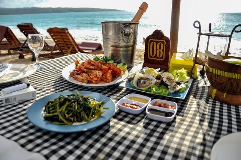 Thưởng thức ẩm thực ở bãi biển Jimbaran