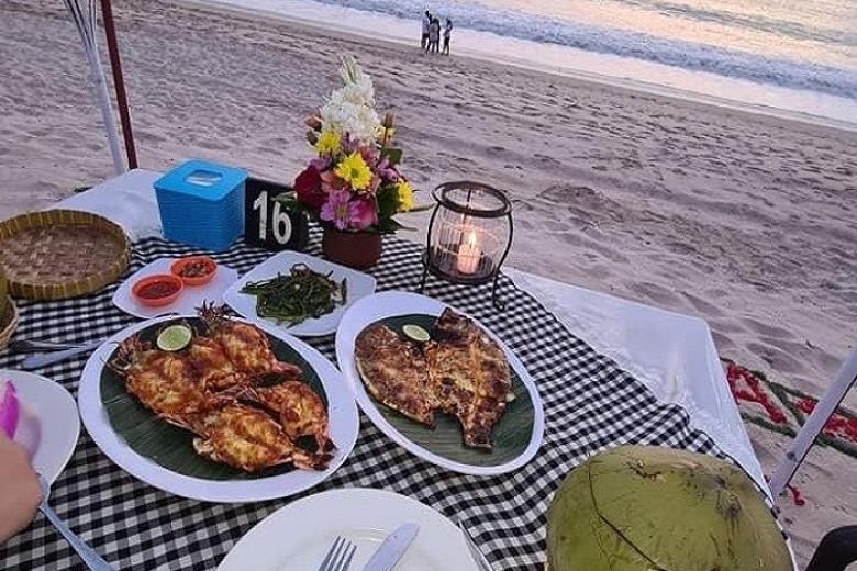 Thưởng thức ẩm thực ở bãi biển Jimbaran