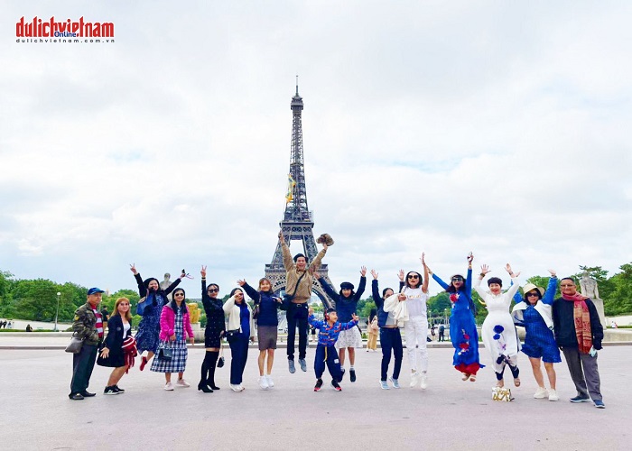 Du khách trải nghiệm Tour Châu Âu