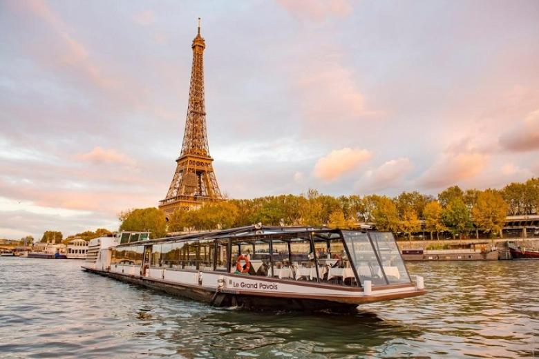 Du khách trải nghiệm du thuyền sông Seine