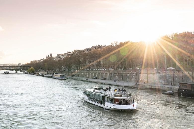 Du thuyền trên sông Seine