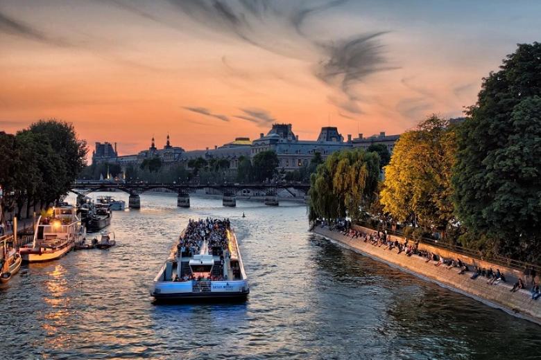 Du khách trải nghiệm du thuyền sông Seine