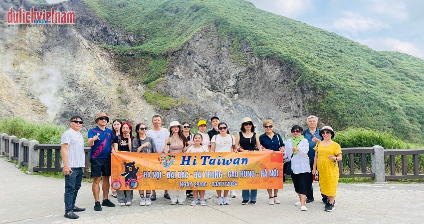 Khách chụp ảnh lưu niệm trong tuyến tour Đài Loan