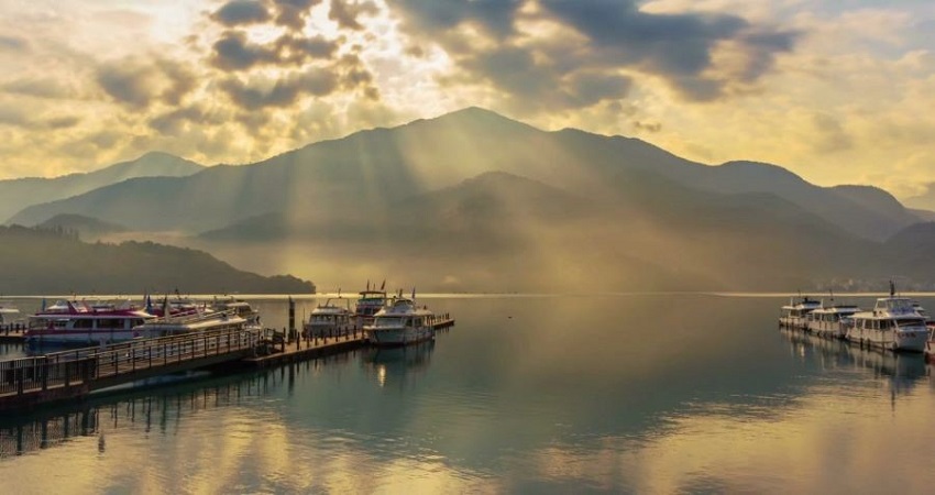 Nhật Nguyệt Đàm 