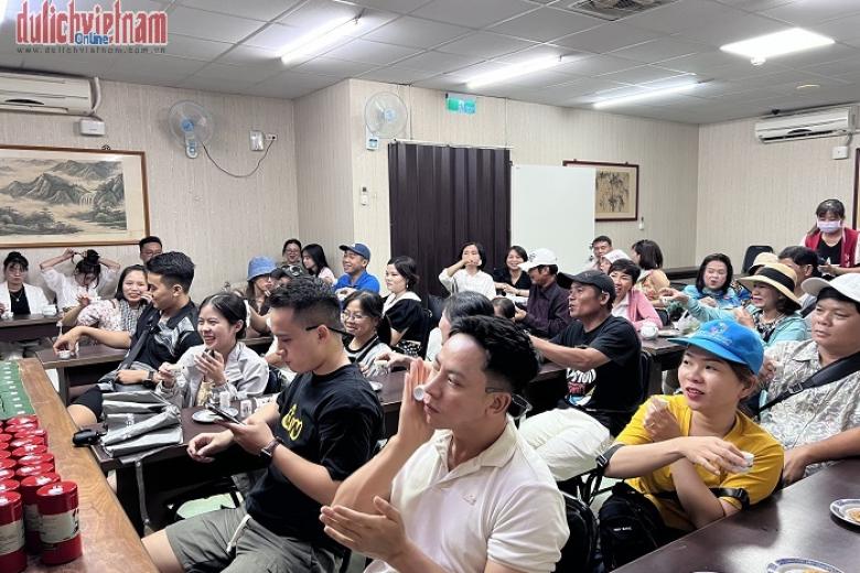 Khách chụp ảnh lưu niệm