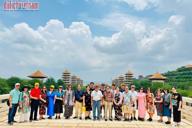 Khách chụp ảnh lưu niệm