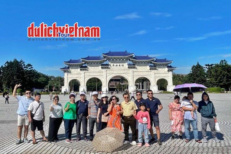 Khách chụp ảnh lưu niệm