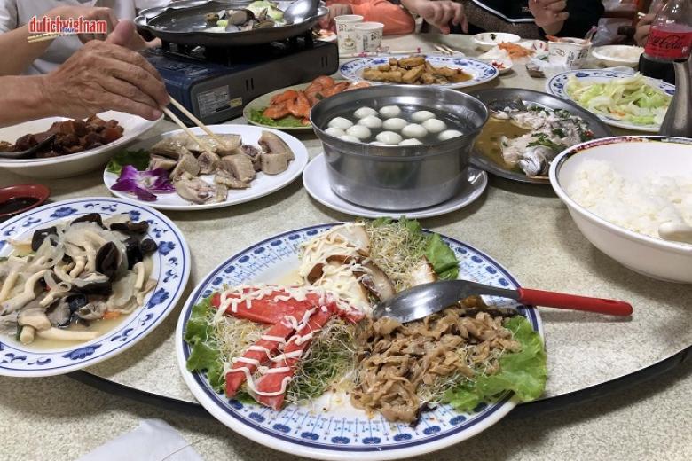 Khách dùng bữa