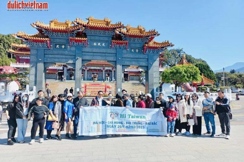 Khách chụp ảnh lưu niệm