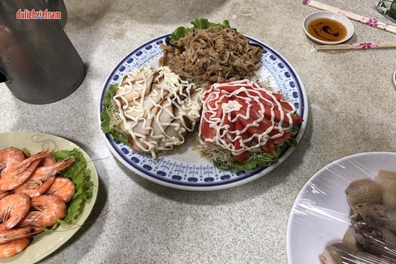Khách dùng bữa