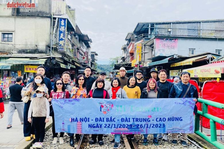 Khách chụp ảnh lưu niệm