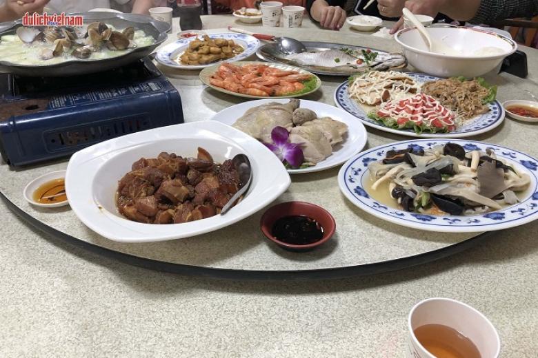 Khách dùng bữa