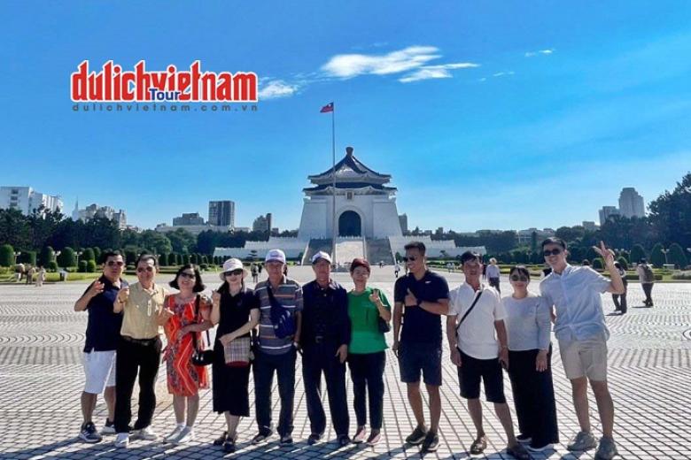 Khách chụp ảnh lưu niệm