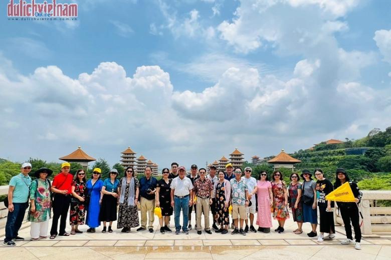 Khách chụp ảnh lưu niệm