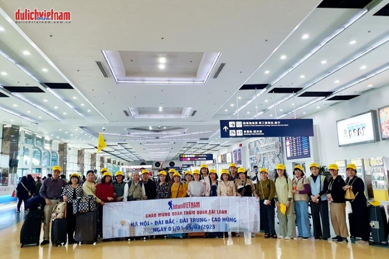 Khách chụp ảnh lưu niệm