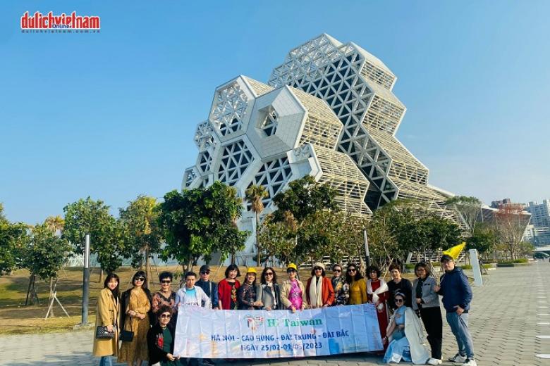 Khách chụp ảnh lưu niệm