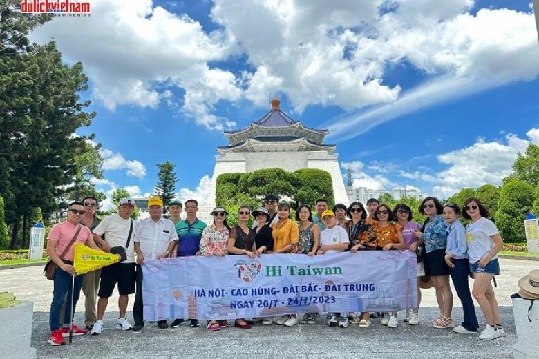 Khách chụp ảnh lưu niệm