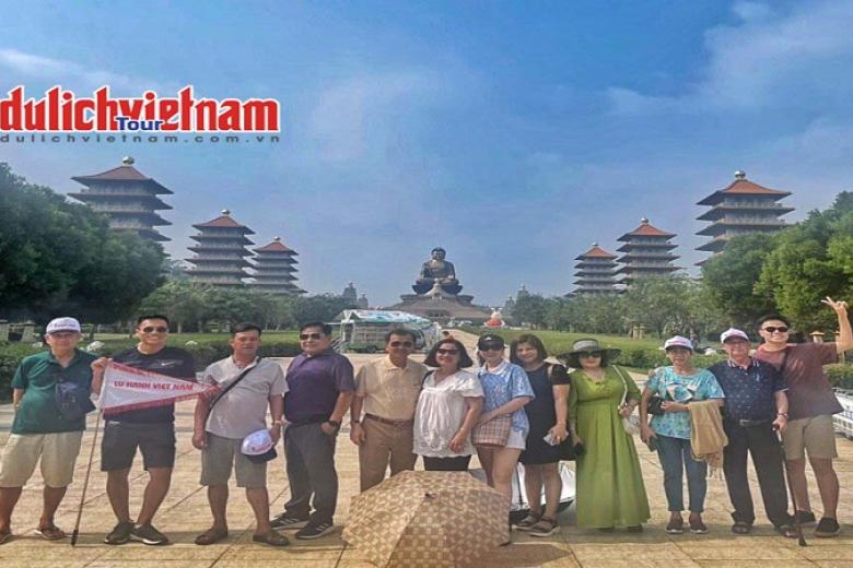Khách chụp ảnh lưu niệm