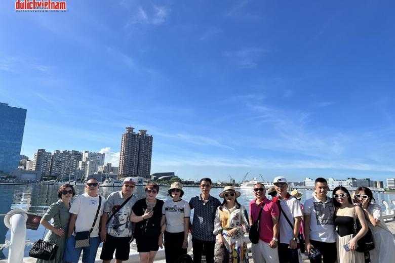 Khách chụp ảnh lưu niệm