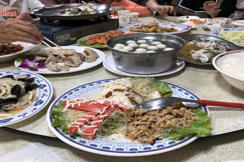 Khách dùng bữa