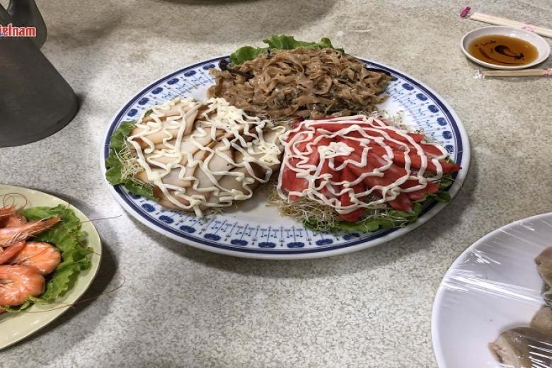 Khách dùng bữa