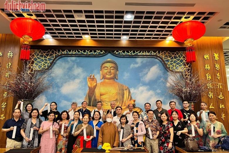 Khách chụp ảnh lưu niệm