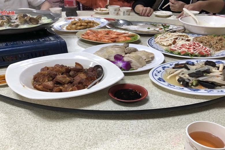 Khách dùng bữa