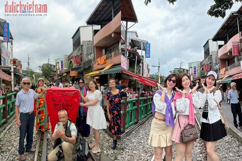 Khách chụp ảnh lưu niệm