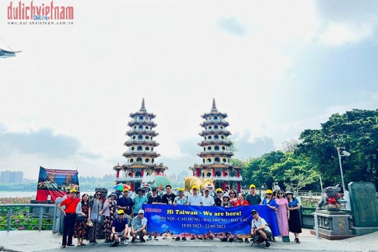 Khách chụp ảnh lưu niệm
