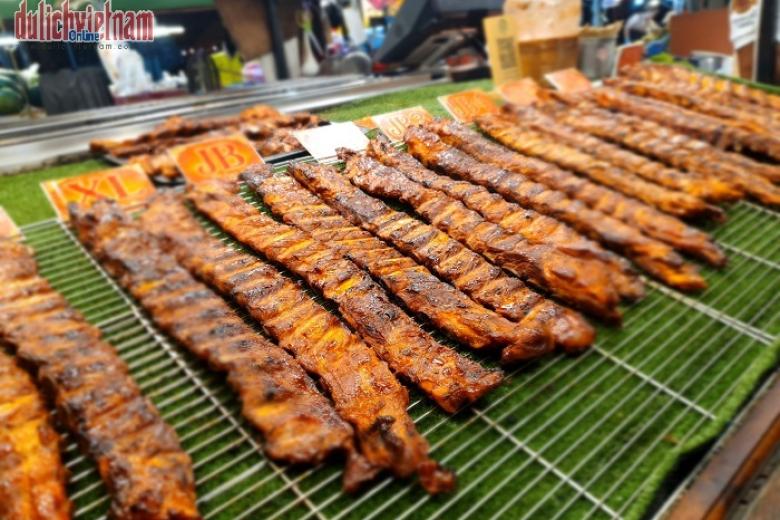 Khách dùng bữa