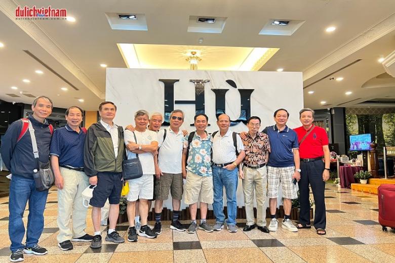 Khách chụp ảnh lưu niệm