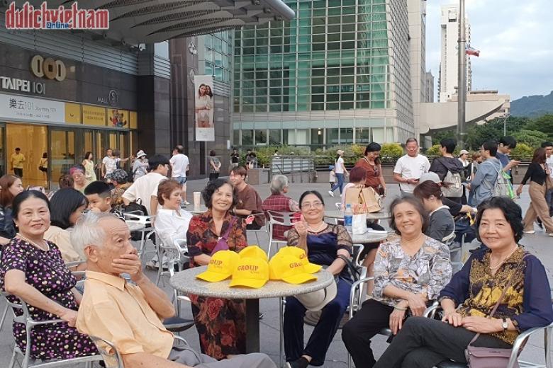 Khách chụp ảnh lưu niệm