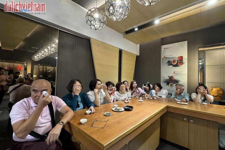 Khách chụp ảnh lưu niệm
