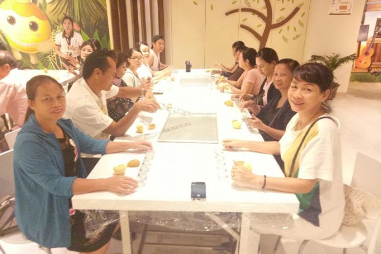Khách chụp ảnh lưu niệm