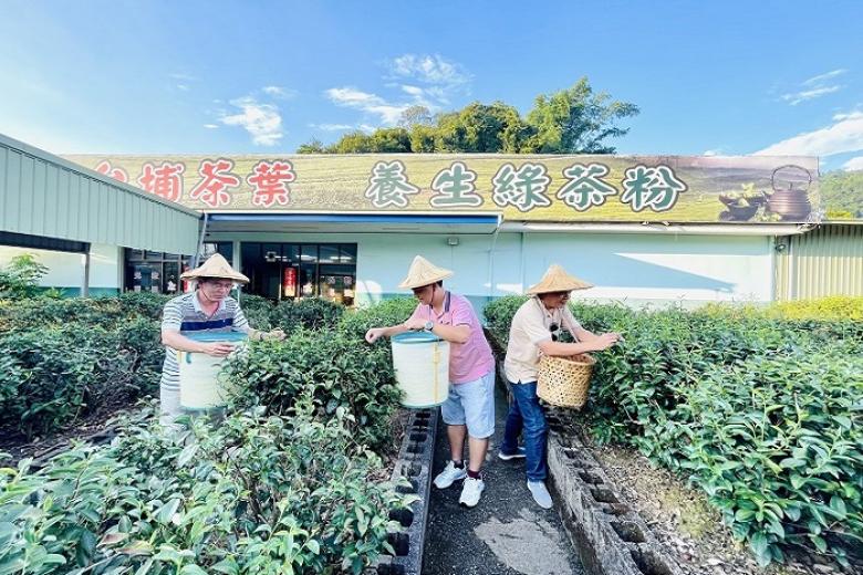 Khách chụp ảnh lưu niệm