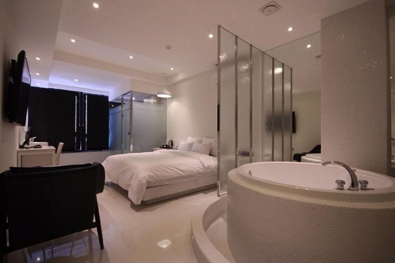 Almond Hotel
