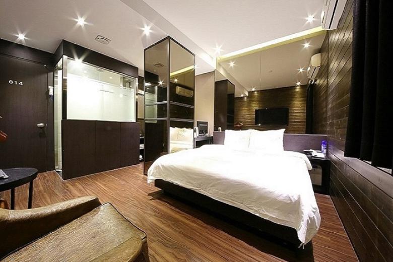 Almond Hotel