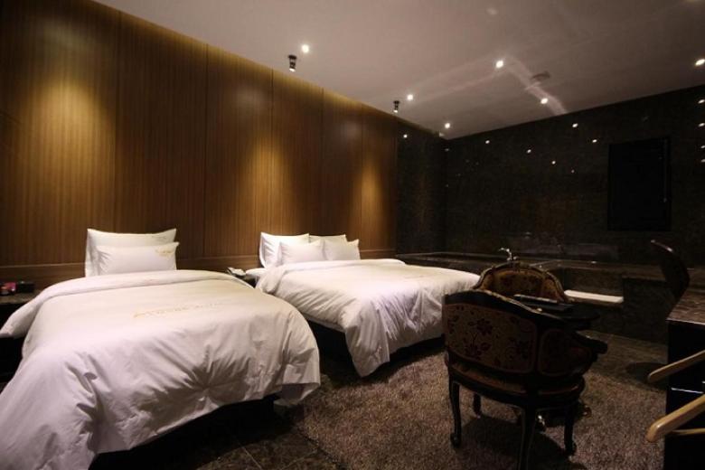 Almond Hotel