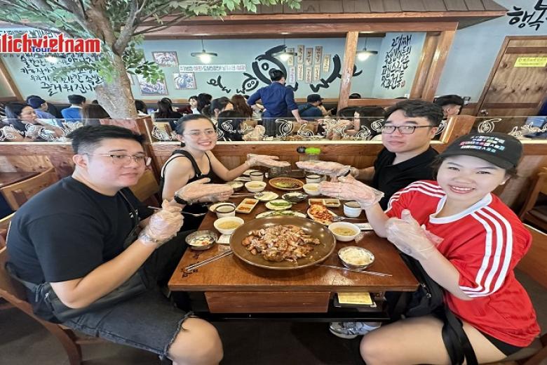 Khách dùng bữa