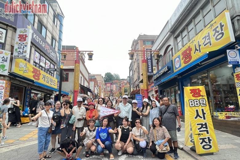 Khách chụp ảnh lưu niệm