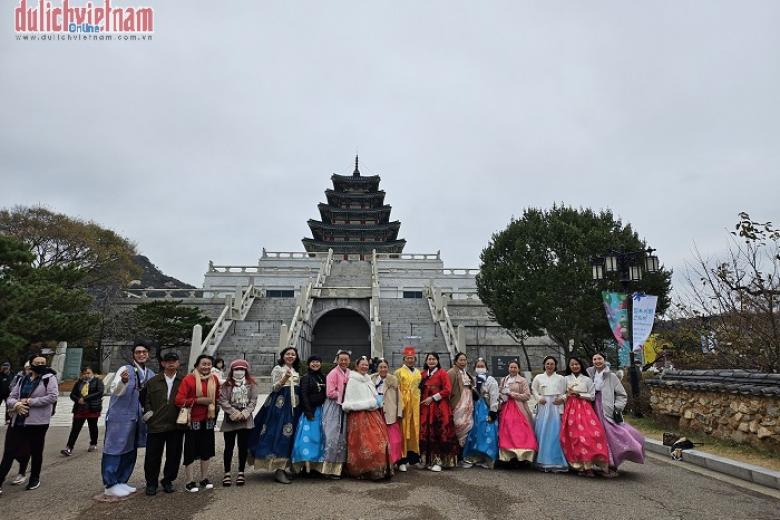 Khách chụp ảnh lưu niệm