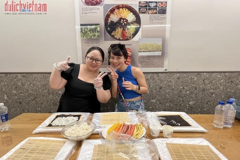 Khách chụp ảnh lưu niệm
