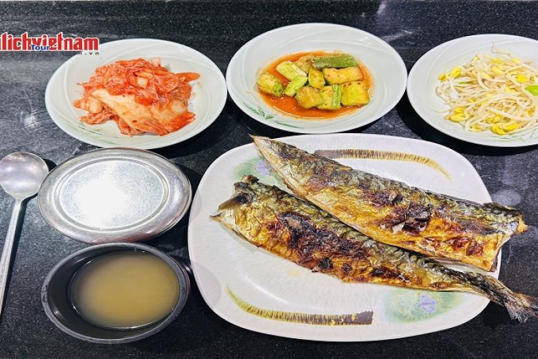 Khách dùng bữa